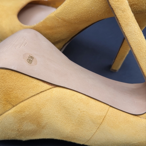 Jessica Simpson Yellow Pumps - Picture 3 of 4